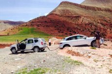 Porsche Macan gered door 'armen SUV' Dacia Duster in Marokko