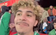 Plassende Algerijnse supporter cel in in Rabat 