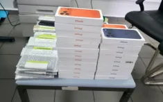 Marokkaans koppel op luchthaven betrapt met fortuin aan iPhones onder kleding