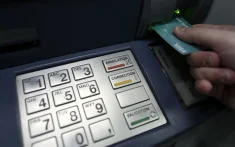 Klant laat Marokkaanse bank zwaar boeten na ingeslikte bankkaart 