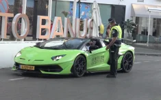 Bredase Influencer Mo Bicep veroordeeld, liet zoontje (6) rijden met Lamborghini 