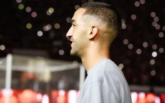 Vuurwerk en een volle stadion, Hakim Ziyech als held onthaald (video)