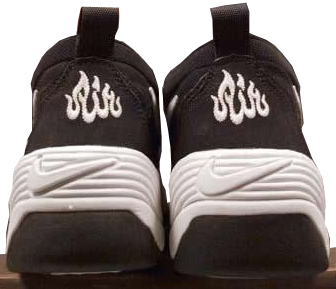 Hoelahoep levering stout Na wc-papier nu ook 'Allah' op Nike sportschoenen (foto's)