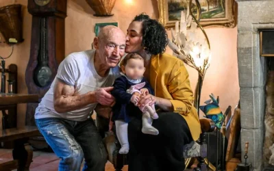 Aïcha (39) geeft Pierre (91) nieuwe jeugd: oudste vader van Frankrijk straalt