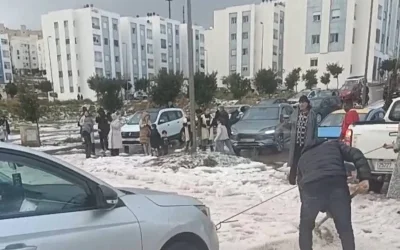 Al Hoceima kleurt wit na zeldzaam weerfenomeen 