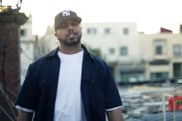 Marokkaanse rapper Muslim zingt in Spanje voor Syrische kinderen