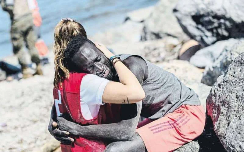 Aangevallen omdat ze een migrant omhelsde (video)