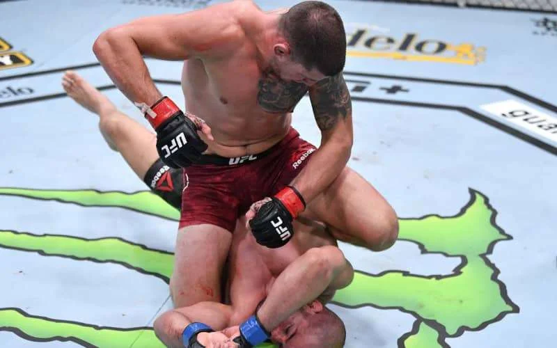 Abu Azaitar knockout gelagen door Canadese tegenstander (video)