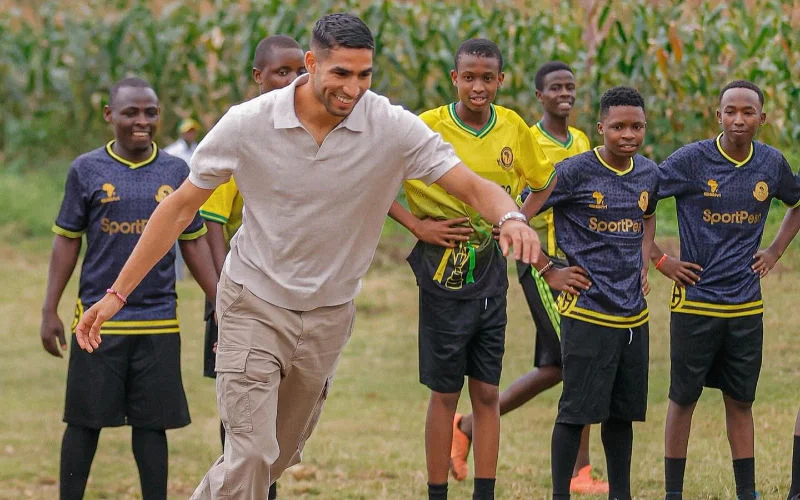 Achraf Hakimi bezoekt kinderen in Tanzania (foto's)