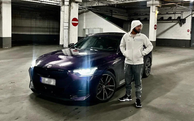 Ondanks 17,5 jaar rijverbod, post influencer Adil nieuwe rijvideo's