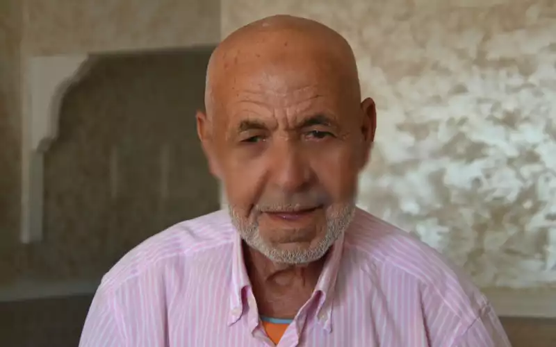 Ahmed, 90 jaar, dwaalt helemaal alleen door de straten van Sebta