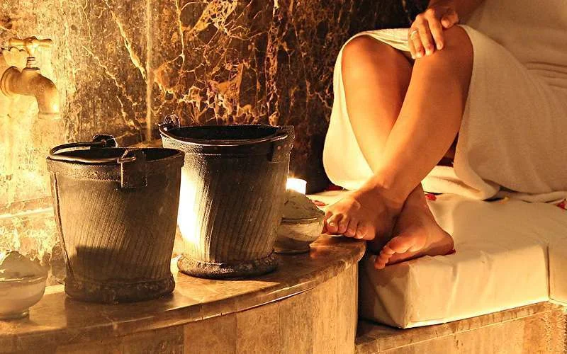 Marokkaanse tiener opgepakt die vrouwen in hamam filmde