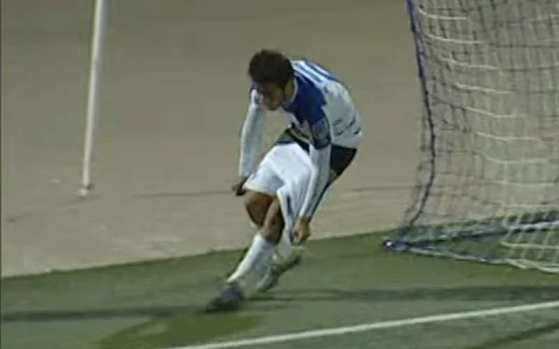 Voetballer Al Hoceima trekt short uit om doelpunt te vieren en krijgt 10.000 dirham boete