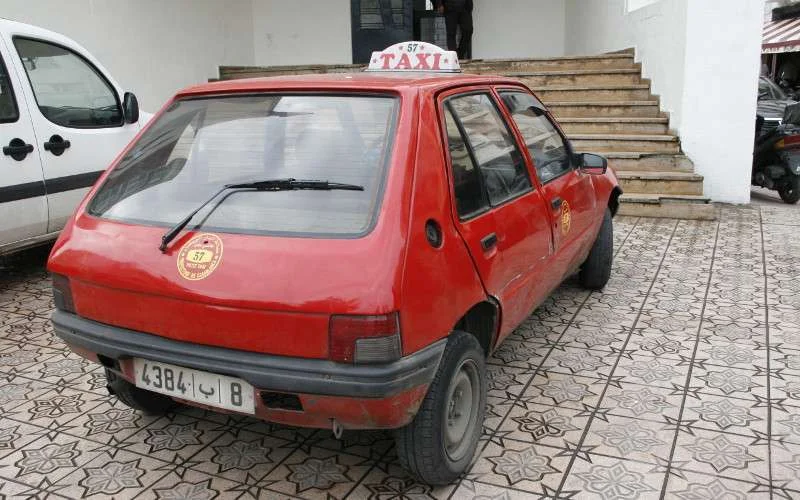 Dieven reden met taxi om klanten te beroven in Casablanca