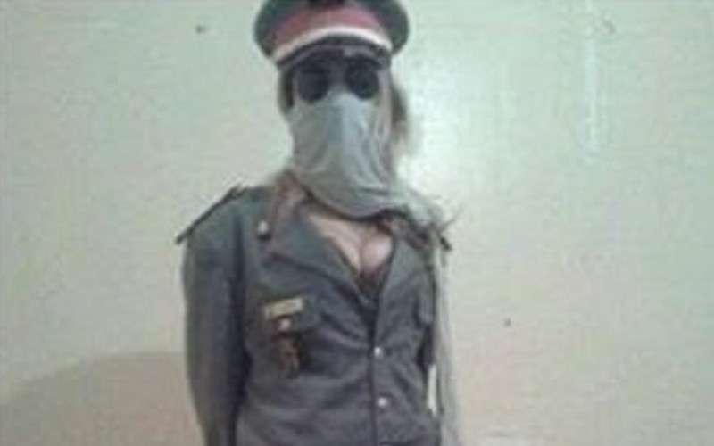 Ophef om sexy Marokkaanse met politie-uniform 