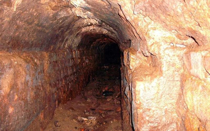 Broers misbruiken kinderen in ondergrondse tunnel in Casablanca