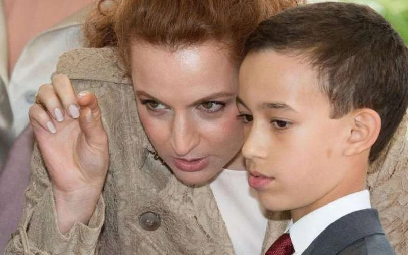 Prinses Lalla Salma bezoekt Djemaa El Fna met kinderen