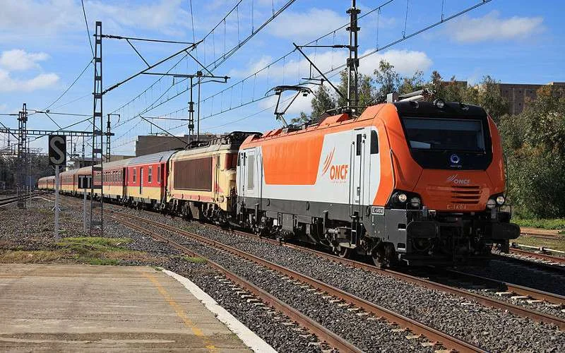 Trein rijdt station Kenitra uit zonder bestuurder