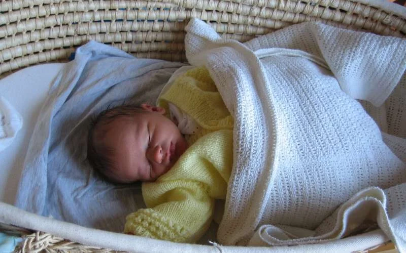 Baby op markt achtergelaten in Marrakech