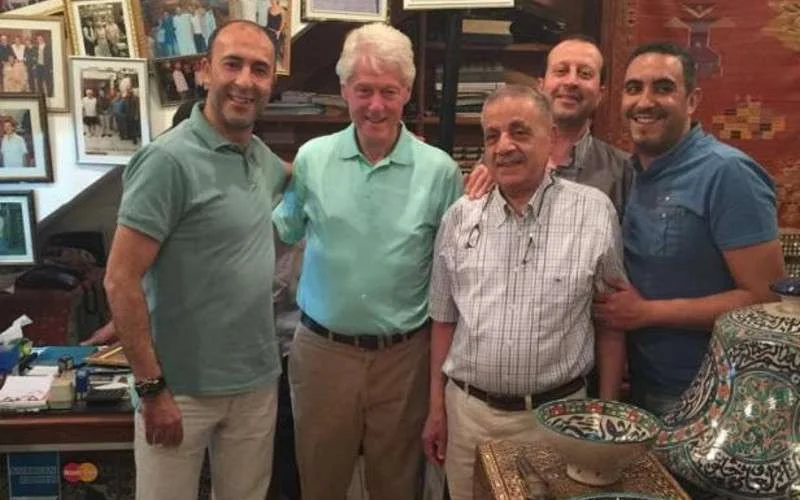 Bill Clinton en Marc Lasry op Djemaa el Fna in Marrakech