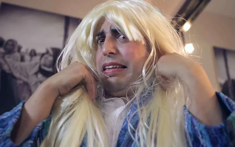 Lachwekkende parodie Zina Daoudia Aatini Saki