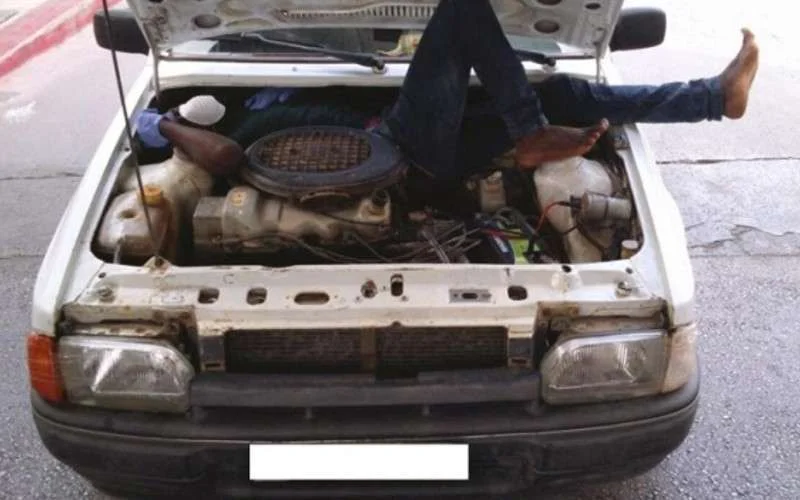 Migrant in motor gevonden in Sebta