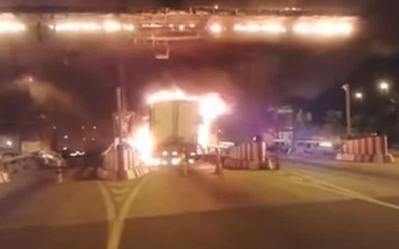 Tolhuis snelweg Casablanca volledig uitgebrand