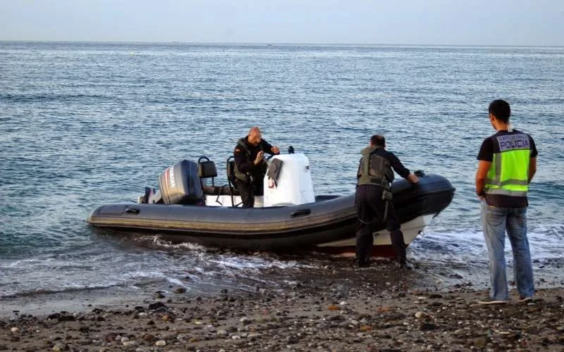 Smokkelaars laden drugs uit op klaarlichte dag op Spaanse strand