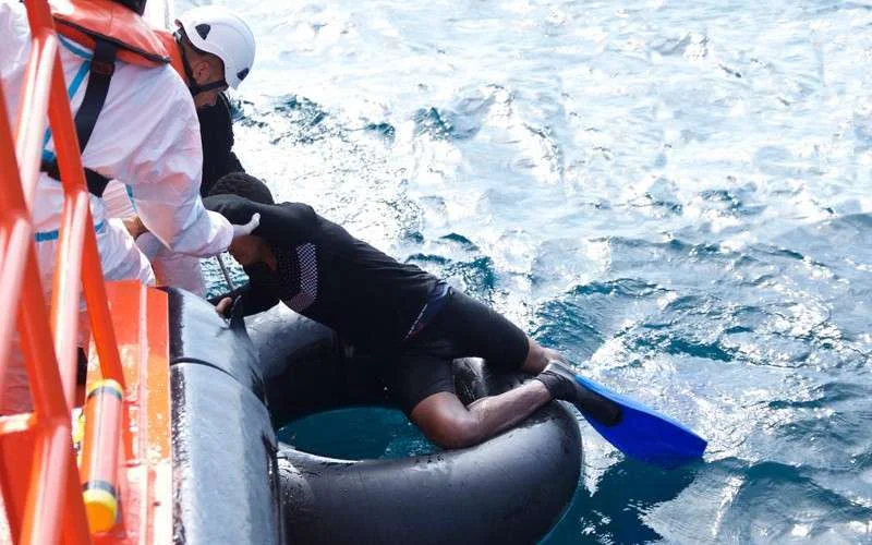 Marokkaanse migrant roeit op vrachtwagenband tot Spanje