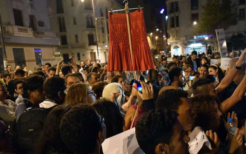 Veel solidariteit met Soumia en Siham, vervolgd om hun jurken