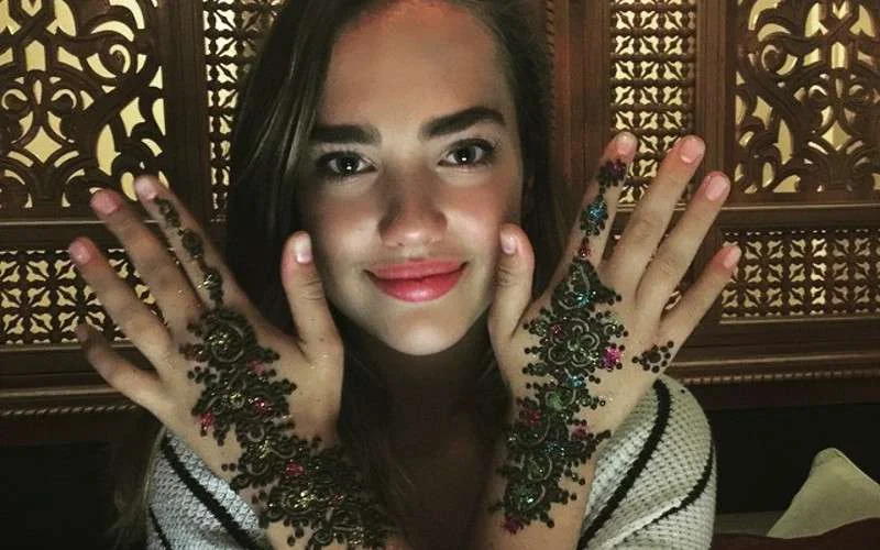 Dochter Harry Connick, Jr. laat knappe henna tatoeage zetten
