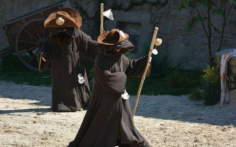 Mannen in "djellaba" terroriseren kerkgangers