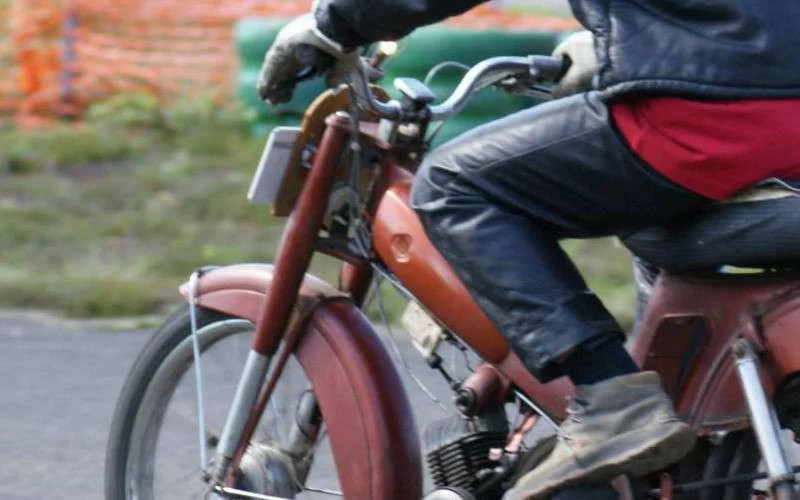 Jongeren rijden voor de fun in tegengestelde richting op Marokkaanse snelweg