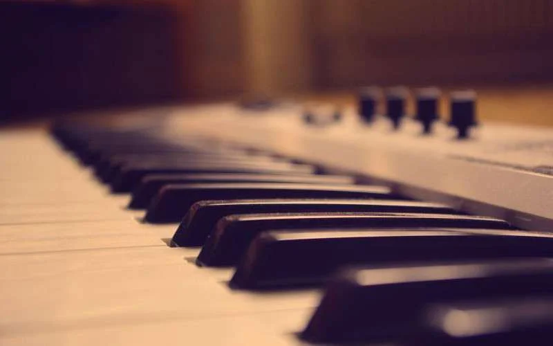 Marouan Benabdallah speelt Marokkaans volkslied op piano