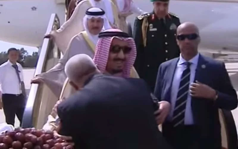 Premier Marokko in opspraak na schouderkus aan Koning Saoedi-Arabië