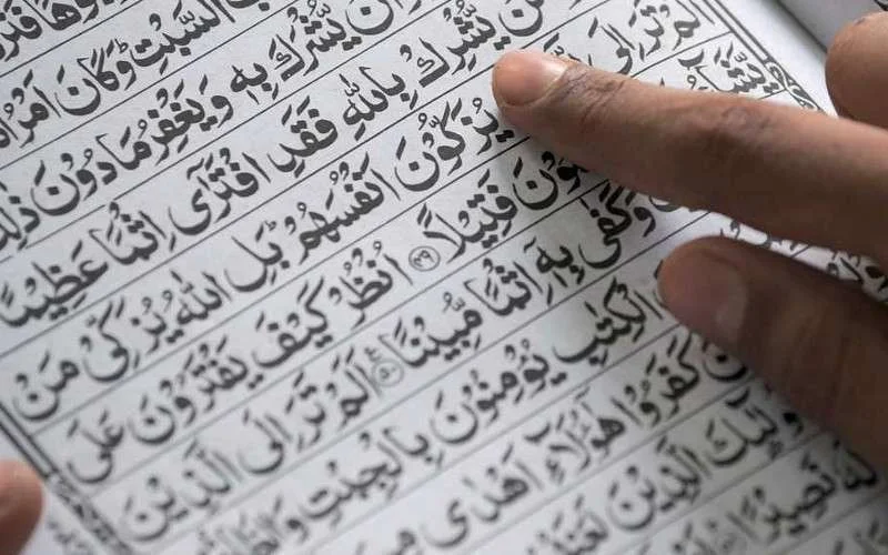 Spanjaard en kinderen bekeren zich in Marokkaanse moskee