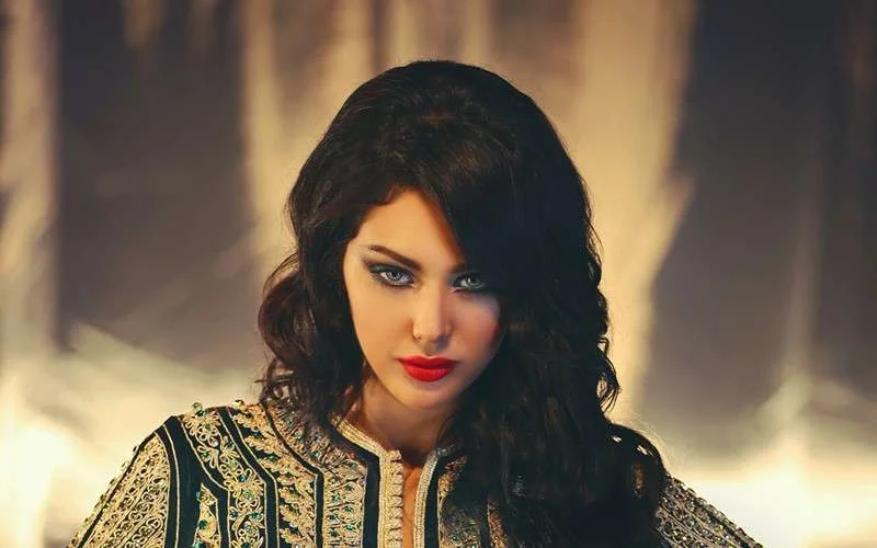 Marokkaanse Ibtissam Tiskat wint Glamorous Female Award