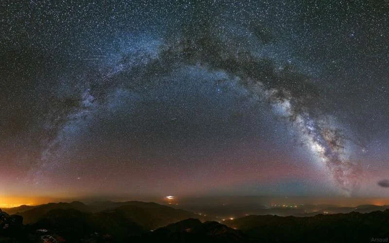 Wondermooie foto Melkweg vanop Toubkal berg in Marokko