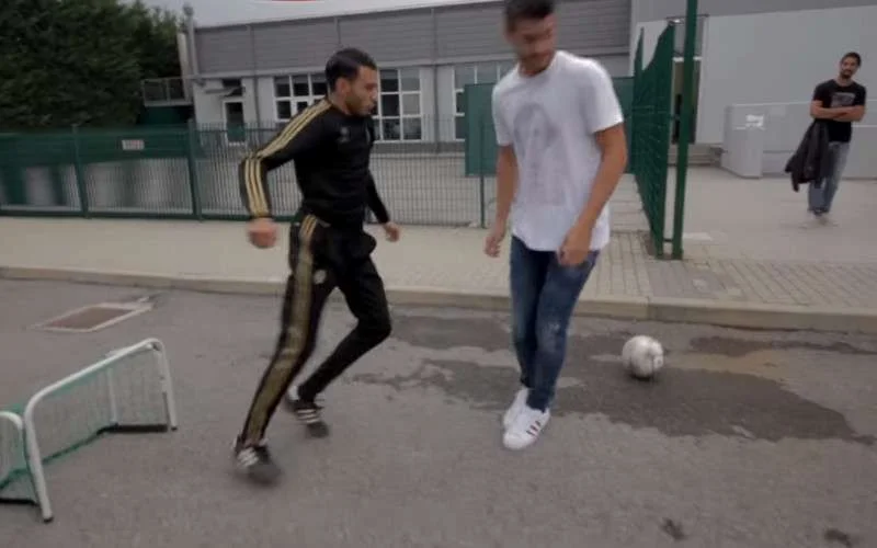 Freestyler Soufiane Touzani heeft fun met Spaanse international Morata