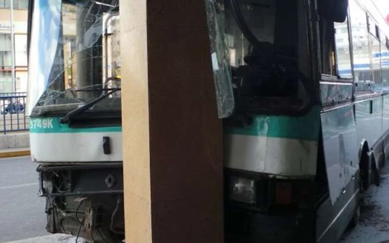 Bus zonder remmen knalt tegen paal in Casablanca