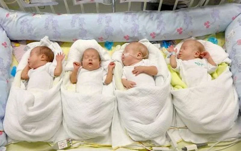 Vrouw met kanker bevalt van gezonde vierling in Marokko