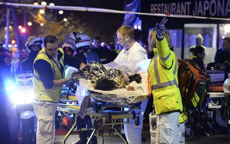 Aanslagen Parijs: 600 mensen herdenking bij Essalam moskee