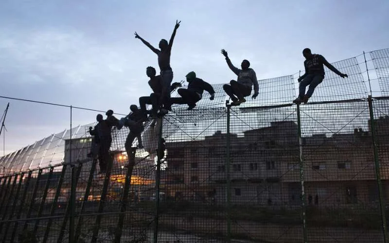 Honderdtal migranten bestormen Marokkaans-Spaanse grens