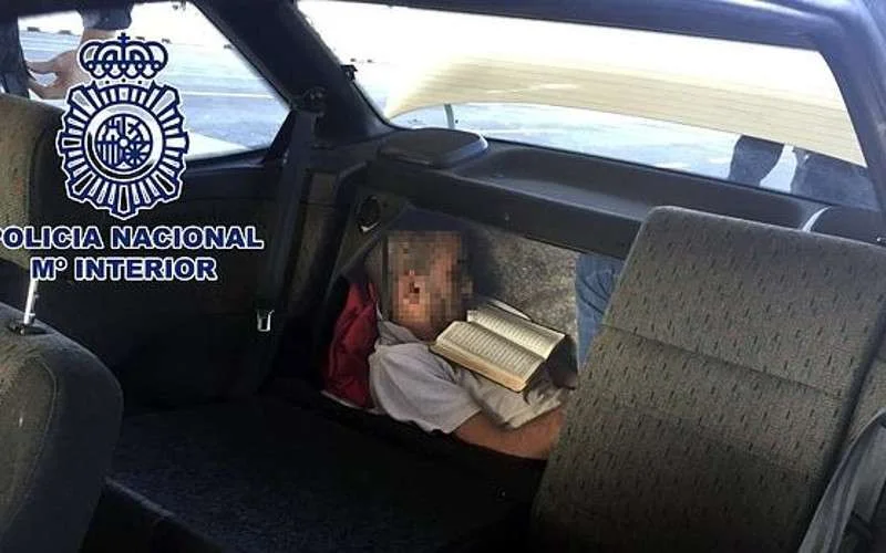 Algerijnse migrant in auto uit Tanger gevonden