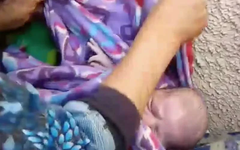 Vrouw bevalt op straat nadat ziekenhuis haar weigert in Marokko (video)