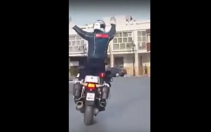 Politieman in Oujda is echte acrobaat (video)