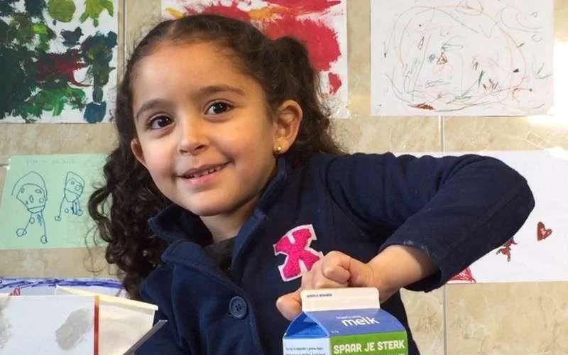 Kinderprogramma: Tasnim (5) bakt zelf pannenkoeken