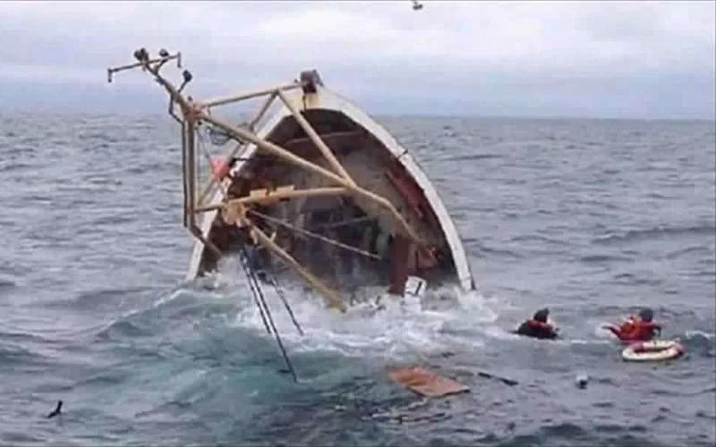 Marokkaanse vissersboot kapseist: 18 bemanningsleden gered
