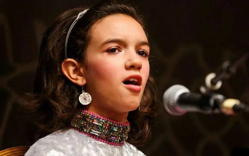 Marokkaans meisje weet jury The Voice te overtuigen (video)