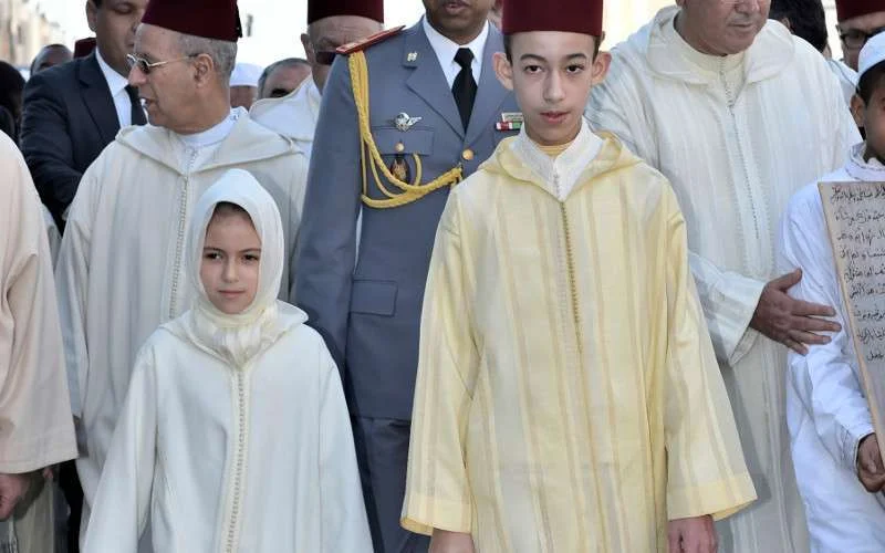 Moulay Hassan en Lalla Khadija verrichten regengebed (video)